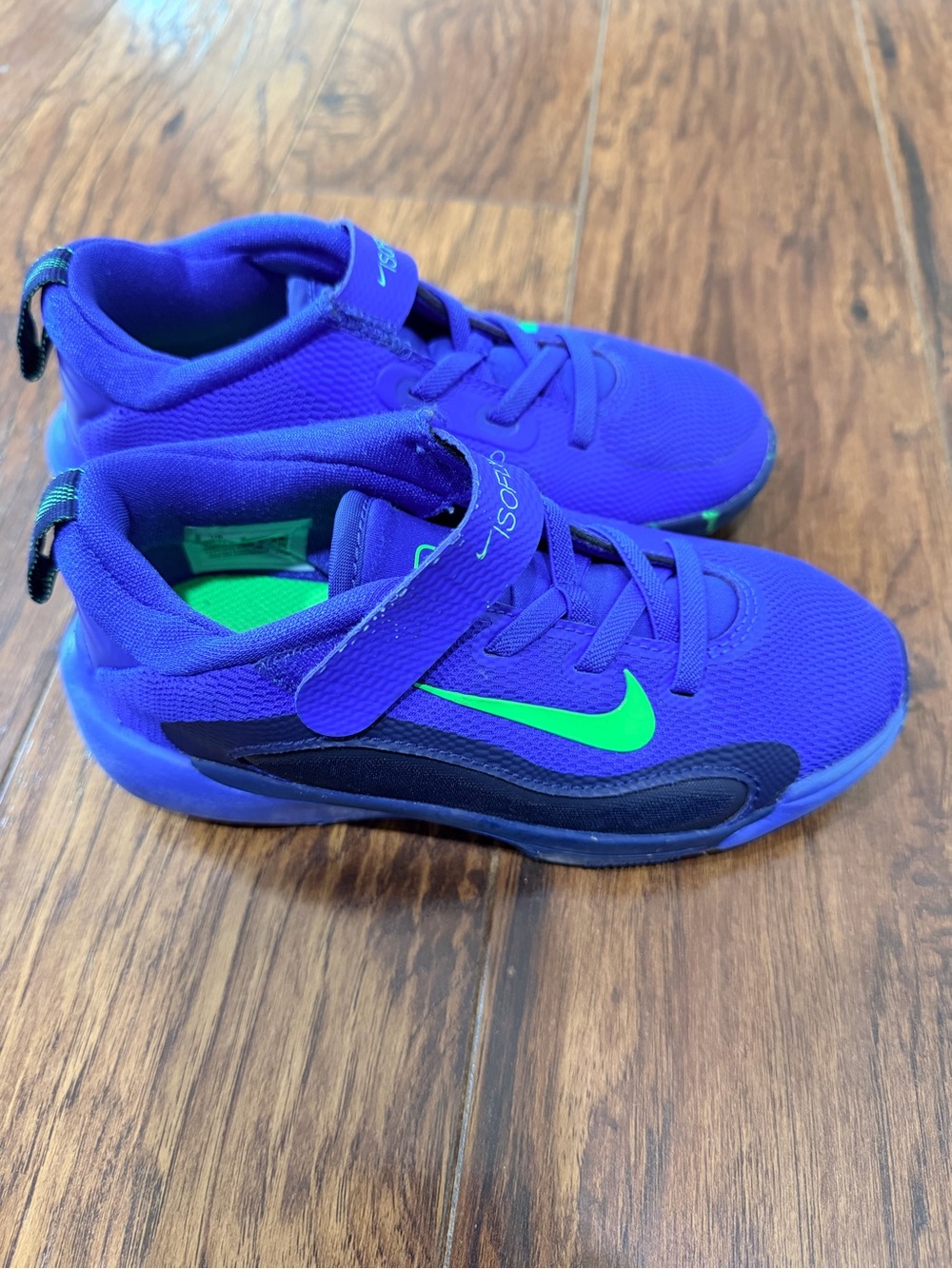 Nike Kids ISOFLY Basketball Shoes